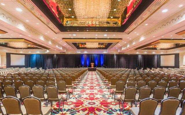 Crowne Plaza Executive Center Baton Rouge, an IHG Hotel