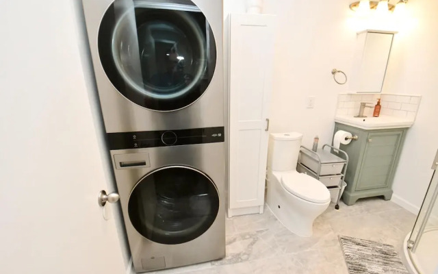 10 min Walk to ND Stadium 1820