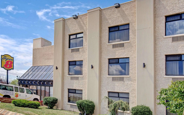 Super 8 By Wyndham Jamaica North Conduit