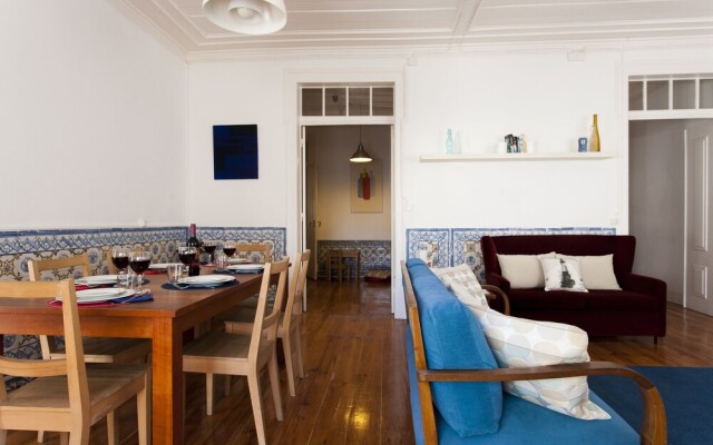 ALTIDO Classic 3BR home w/workspace in Chiado, 2mins from Baixa-Chiado subway