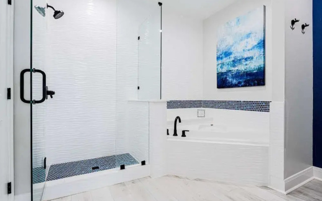 Luxury Waterfront Condo W/pool & Views!