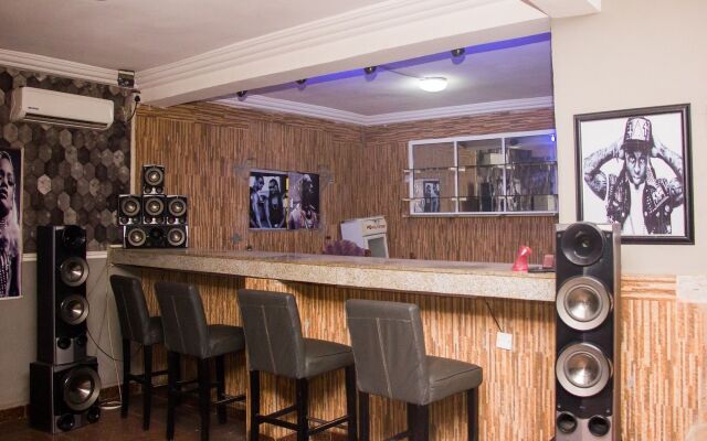 Duckland Hotel and Suites Ltd