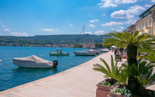 Perla del Lago Near the Beach