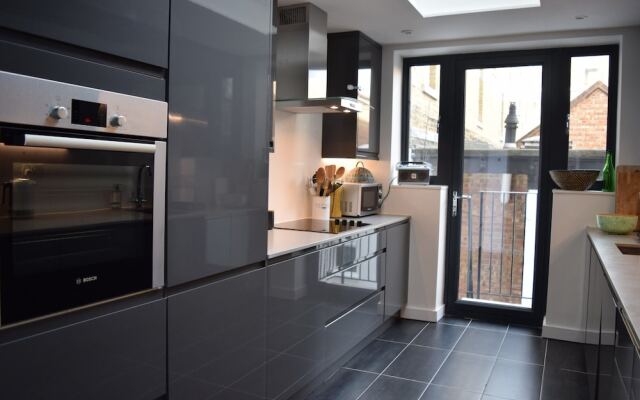 Stunning 3 Bedroom Apartment in South London