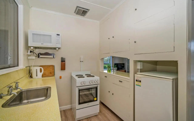 Sun Seeker Bach - Ferry Landing Holiday Home