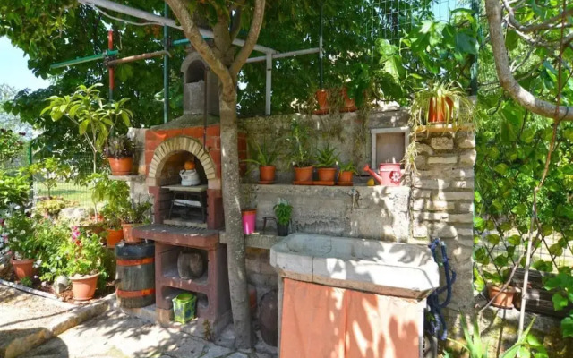 Spacious Apartment With Garden