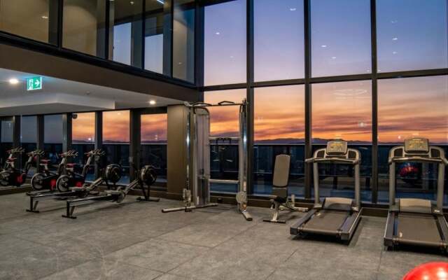 Hamptons Retreat on Level 77 Skytower