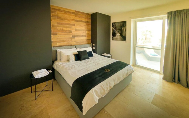 Comfortable Home With hot tub and Communal Pool