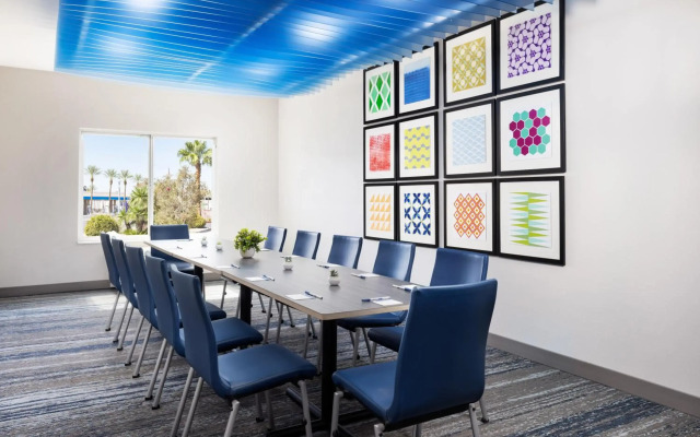 Holiday Inn Express Las Vegas - Stadium Area by IHG