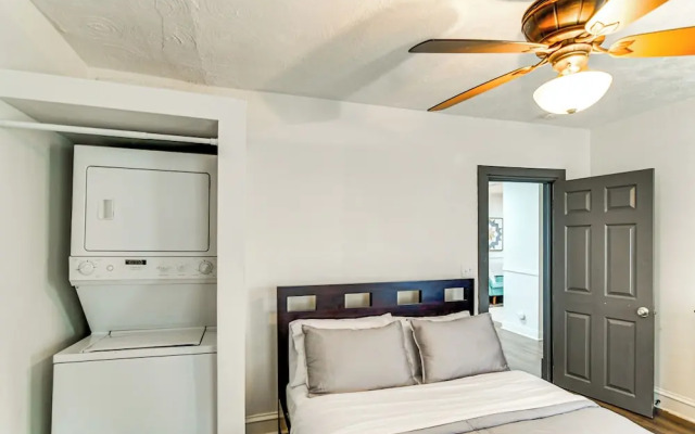 Walkable Location: Welcoming Unit in Omaha