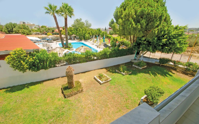 Chaplins Studios & Splash Pool Bar