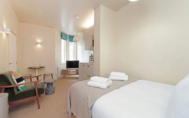 Bijou Lower Ground Studio in Primrose Hill Terrace