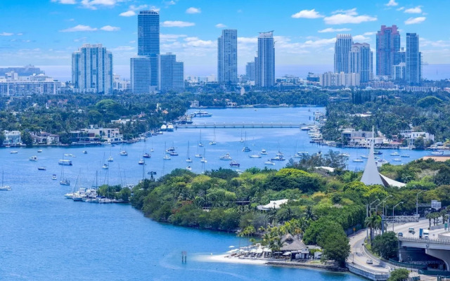 Chic Bayfront Condo With Stunning View