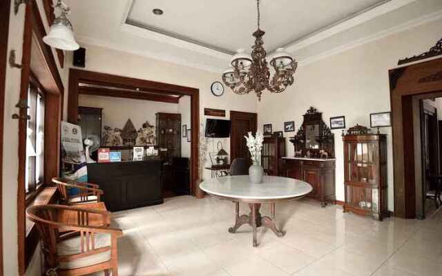 OYO 804 Ndalem Maharani Guest House