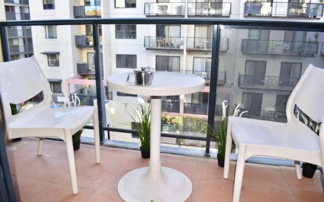 Convenient City Apartment with Pool Gym and Tennis Court