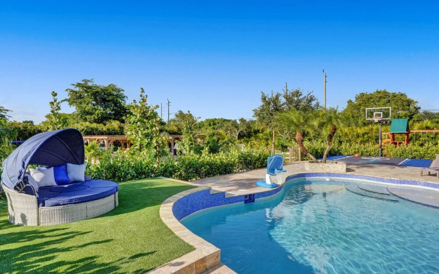 Lavish 8 Br Estate with Pool & Courts