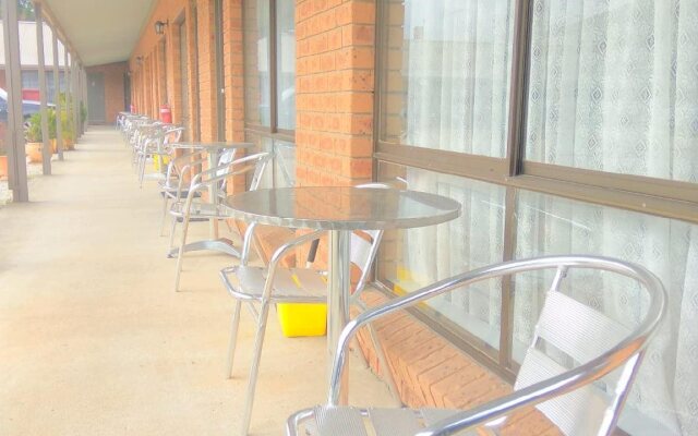 Holbrook Town Centre Motor Inn
