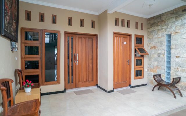 RedDoorz @ Villa Akbar 3