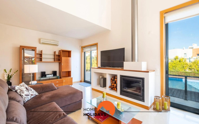 #076 Stunning and Modern Villa Near NewTown, Beach Pool