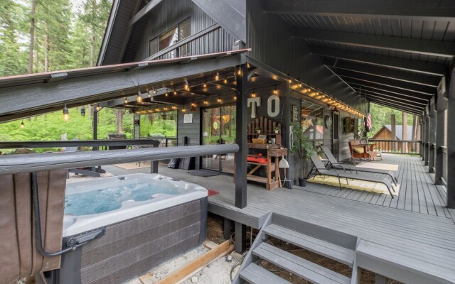 Thyme Out 2 Bedroom Home by NW Comfy Cabins by RedAwning