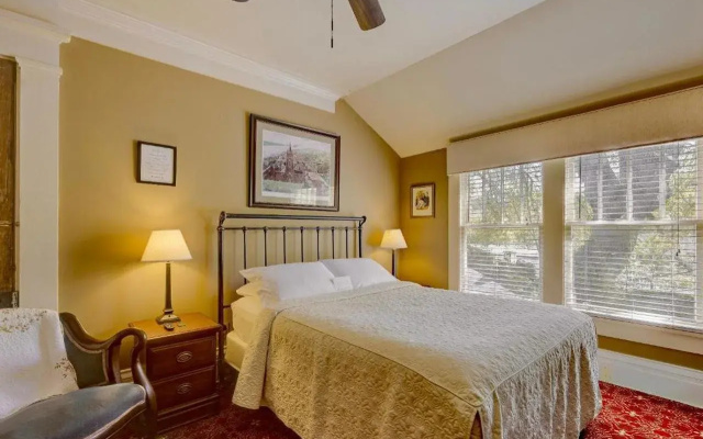 Anchuca Historic Mansion & Inn