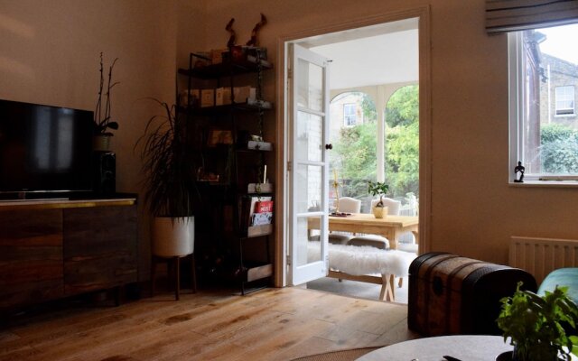 2 Bedroom House in Bow With Garden