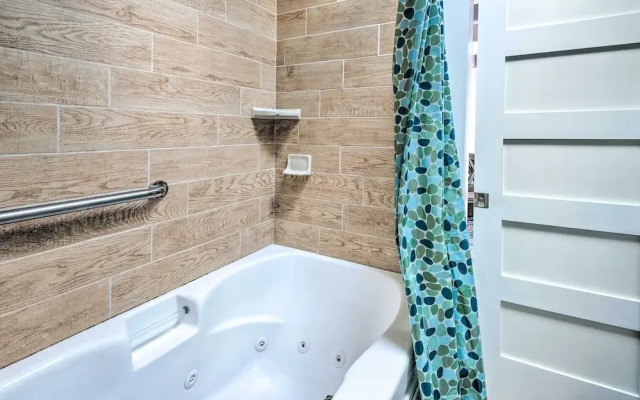 Charming Jacuzzi-suite - Walk to Parson's Beach!