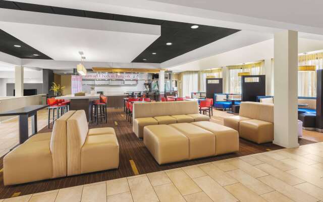 Super 8 by Wyndham Dallas Love Field Airport