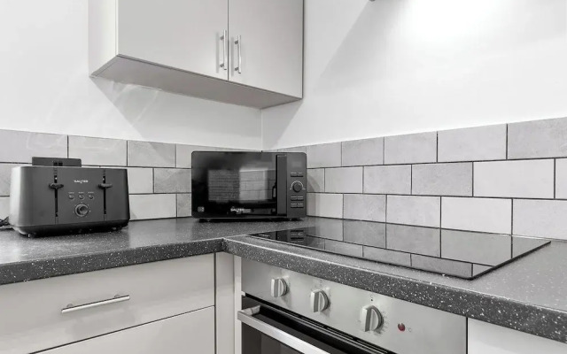 2BR Flat, Free Parking, Close to Airport & Centre