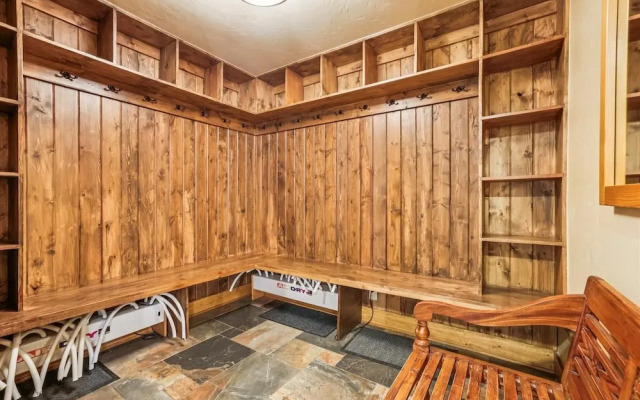 Friendly Fox Chalet 8 Bedroom Home by RedAwning