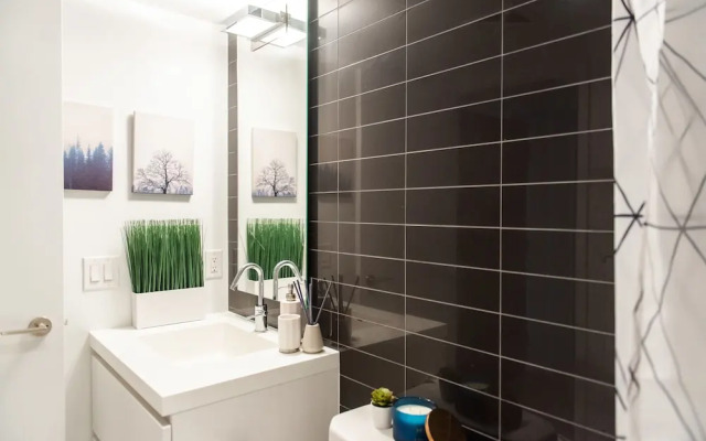 QuickStay - Premium 2-Bedroom with CN Tower & Lake Views
