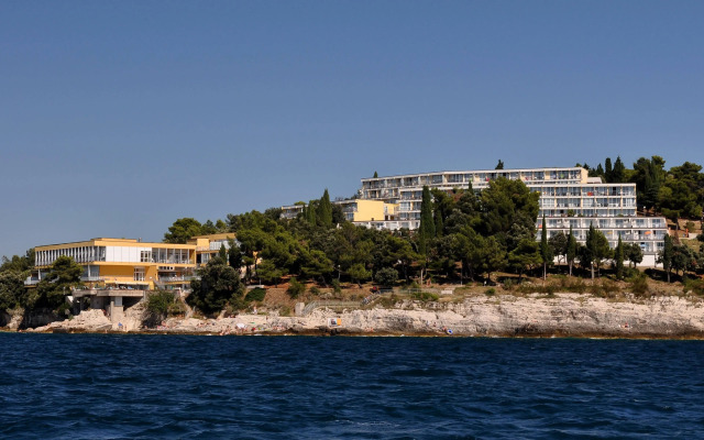 Splendid Golden Rocks Resort