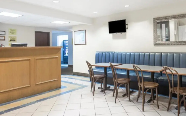 Super 8 Portland/Westbrook Area