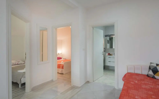 A8 - Modern apt With Terrace, 3 min Walk to Beach