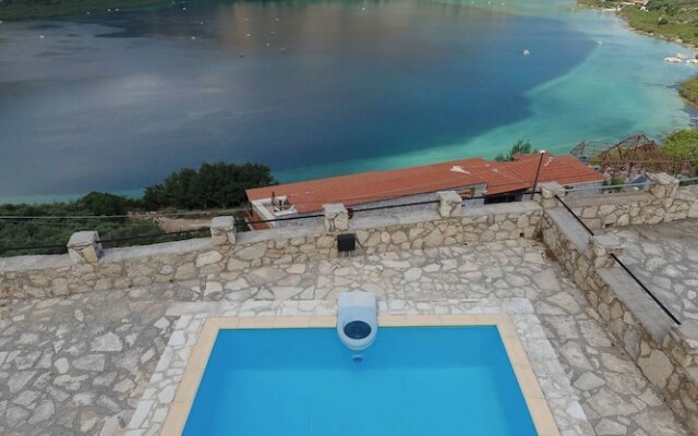 Linda's Villa In Unrivalled Position in Kournas - Amazing View!