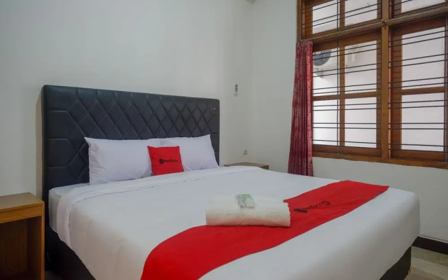 RedDoorz near Kawasan Simpang Lima Area