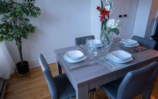 Stunning 2 Bedroom Apt! 3mins Walk From CDN Metro