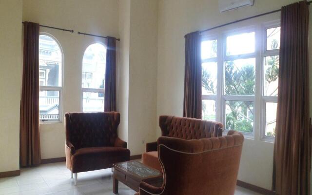 Villa Kota Bunga Azalea