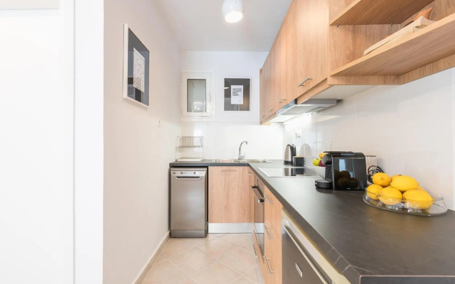 2 stops to Acropolis - Free Cancellation - Terrace