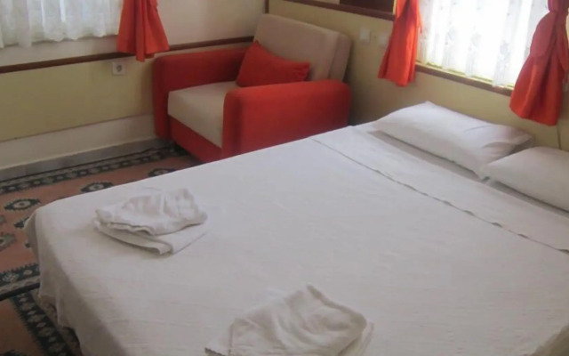 Red Rose Hotel
