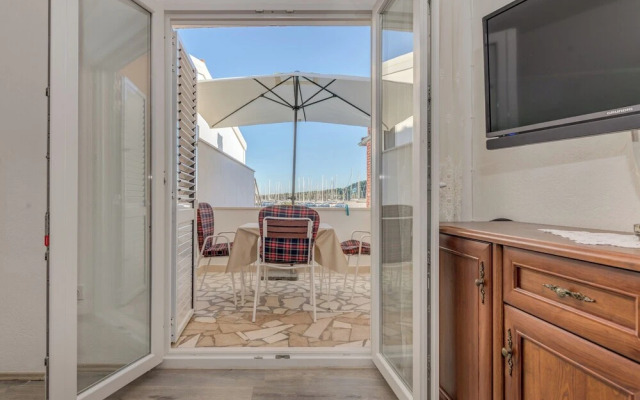 Seafront apt With Balcony, sea View and Mooring