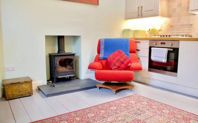 1 Bedroom Flat With Front Garden Sleeps 3