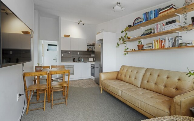 Central Quiet 2BR Apt -  Wifi -  Parking