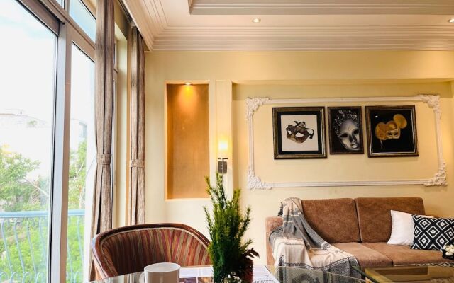 BluO 1BHK - DLF Galleria | BathTub, Balcony, Suite