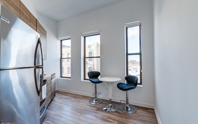 Wind Down After A Long Day In The Windy City - Full Kitchen, Spa Bath, Comfy Bed - 747 Lofts Cabin 202 by RedAwning