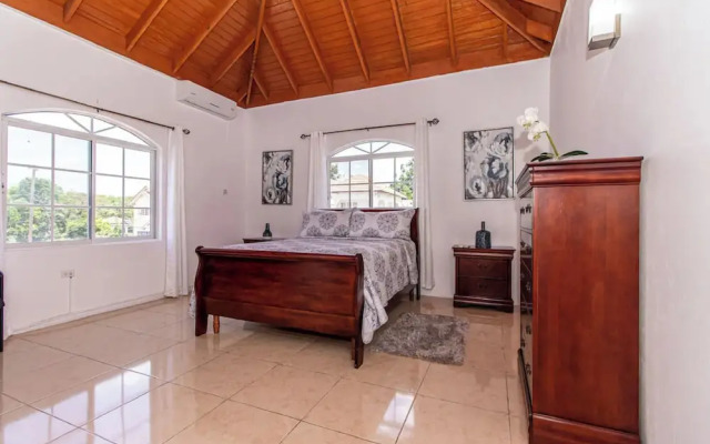 Runaway Bay Gem Villa