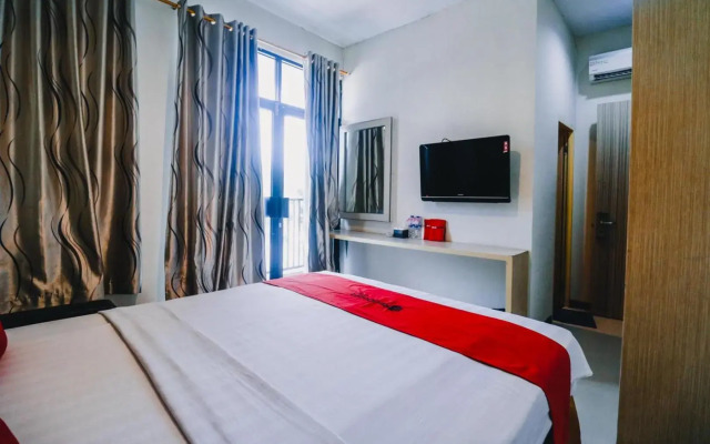 RedDoorz Plus near Sultan Hasanuddin Airport