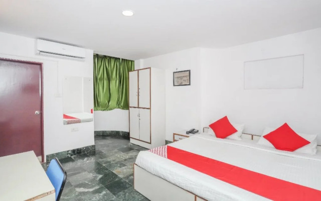 Town Hall Hotel by OYO Rooms