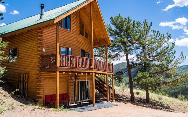 Secluded W/ Game Room & Huge Wraparound Deck 3 Bedroom Cabin