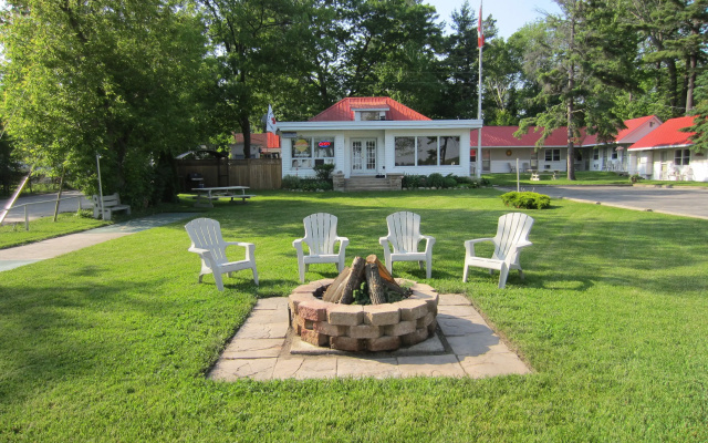 Balm Beach Resort & Motel